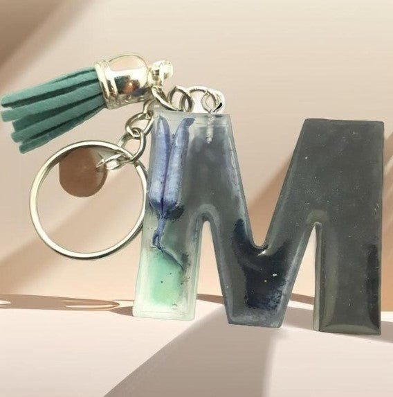 Porte-clés lettre M en résine