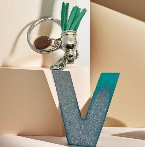 Porte-clés lettre V en résine