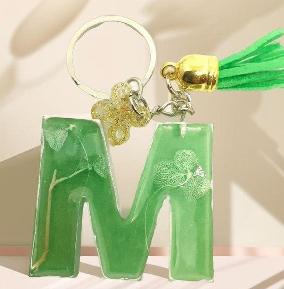 Porte-clés lettre M en résine