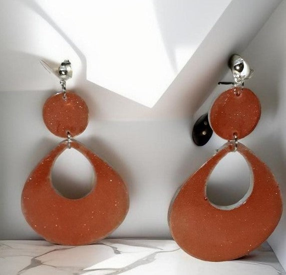 Ines Boucle d'oreille en résine pièce unique fait main