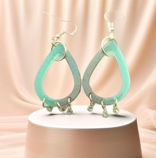 Ines Boucle d'oreille pièce unique forme géométrique en résine fait main