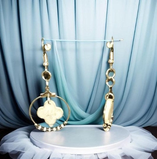 Ines Boucle d'oreille pièce unique forme géométrique en résine fait main