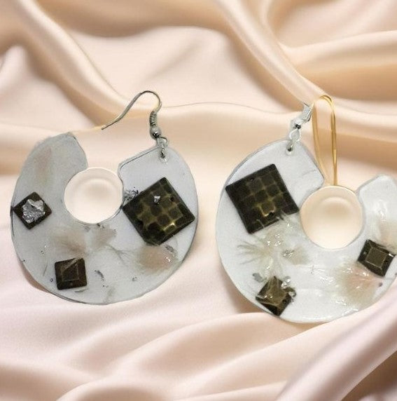 Ines Boucle d'oreille en résine pièce unique fait main