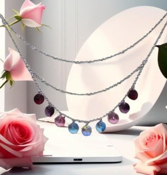 Ambre Collier argenté et cristaux de couleur