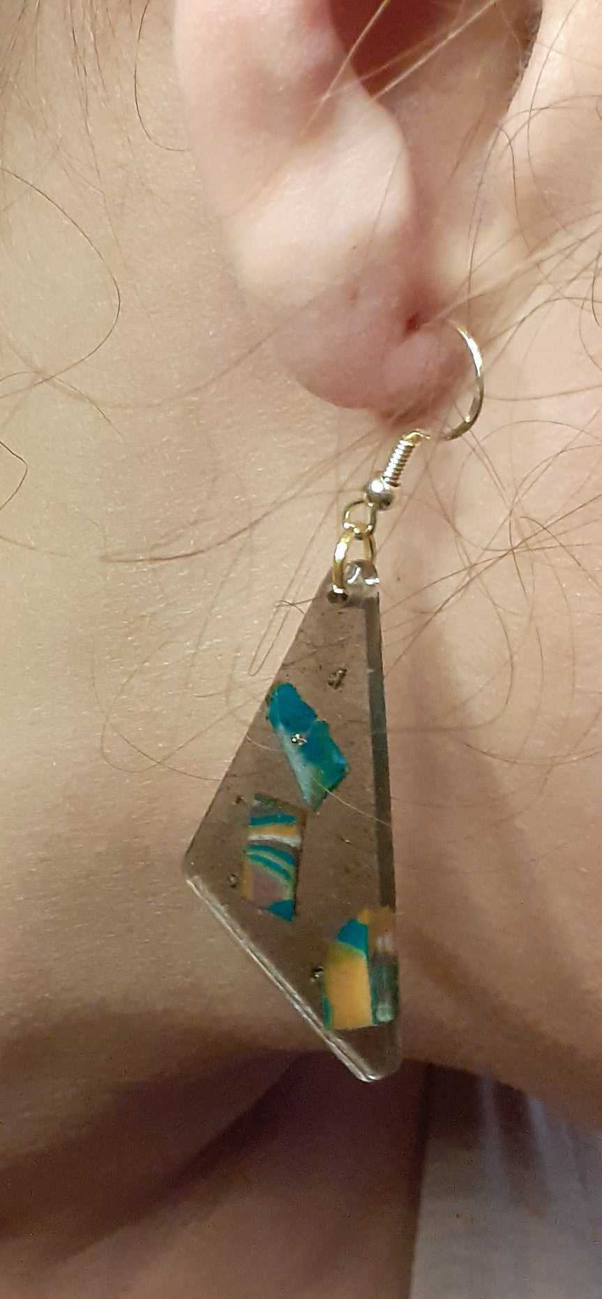 Ines Boucle d'oreille pièce unique forme géométrique en résine fait main